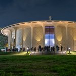 audience lined up outside of beckman auditorium